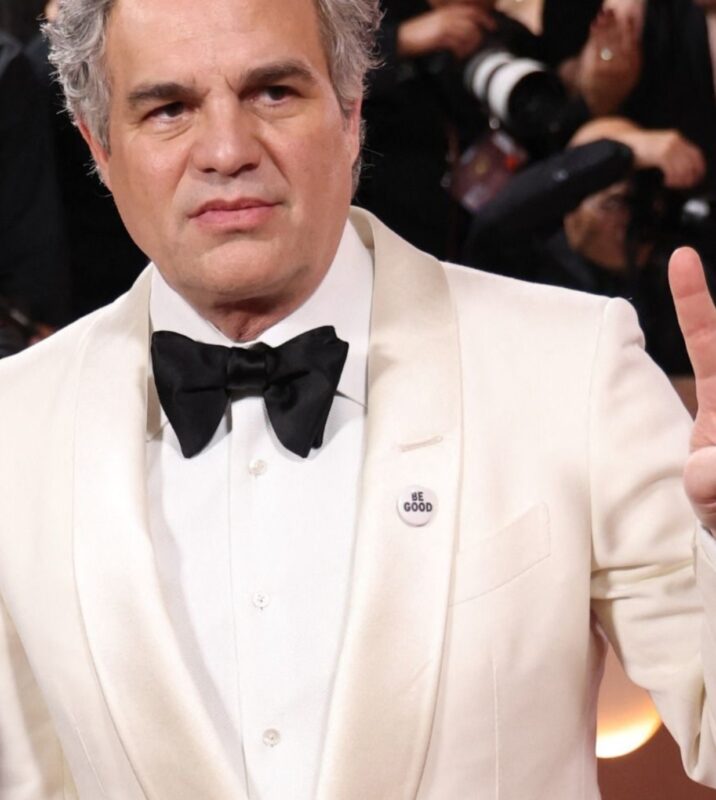 Golden Globes BE GOOD Pin Button